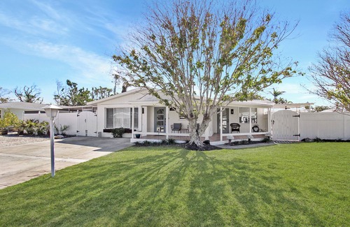 Longbeach Village Casa | Beautiful pool home in the historic village of Longboat Key | Close to beach - Longboat Oasis