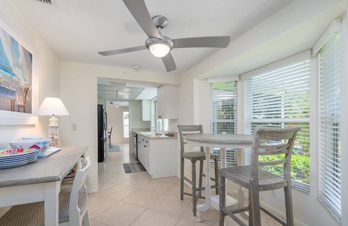 Sarasota Casa | Hermosa casa de la piscina a minutos de la playa de Siesta Key y el pueblo de la siesta.