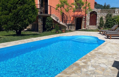 Roznava Apartamento | Beautiful Poolside Oasis - Apartment Volovec