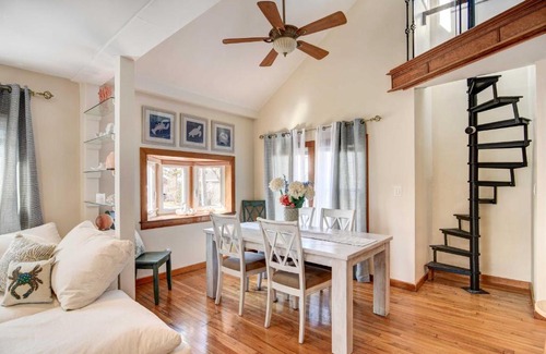 Portsmouth Casa | Beautiful Portsmouth Cottage By the Sea with Jacuzzi