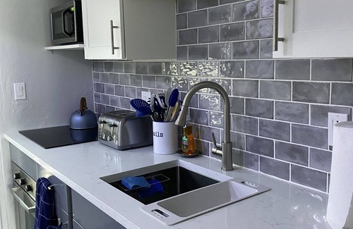 Orange Grove Apartamento | Beautiful Posh Condo Newly Renovated with King Bed
