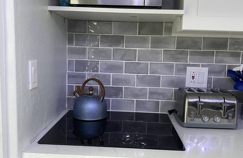 Orange Grove Apartamento | Beautiful Posh Condo Newly Renovated with King Bed