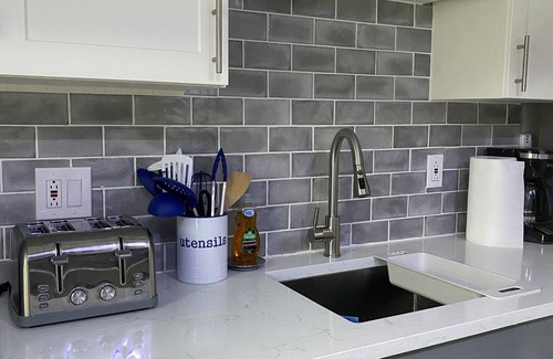 Orange Grove Apartamento | Beautiful Posh Condo Newly Renovated with King Bed