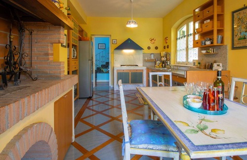 San Lorenzo Nuovo Villa | Casa de vacaciones privada con WIFI, jacuzzi, piscina privada, A/C, TV, terraza