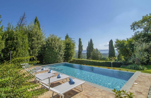 San Lorenzo Nuovo Villa | Casa de vacaciones privada con WIFI, jacuzzi, piscina privada, A/C, TV, terraza