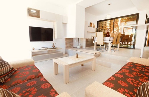 Bonmont Terres Noves Villa | Maravillosa casa de vacaciones privada con piscina privada, WIFI, A/C, TV, patio y aparcamiento