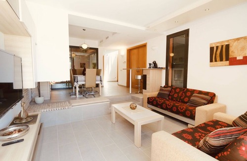Bonmont Terres Noves Villa | Maravillosa casa de vacaciones privada con piscina privada, WIFI, A/C, TV, patio y aparcamiento
