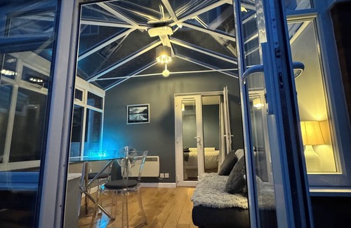 Warwick Apartamento | Beautiful, private, garden room . Great location and off street parking.