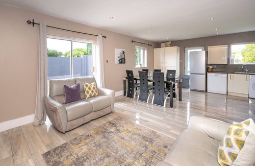Cork Casa | Beautiful Private House. 10 mins drive to City Centre & Blarney Castle.