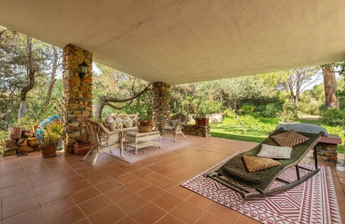 Notteri Villa | Maravillosa casa de vacaciones privada con A/C, TV, patio, mascotas permitida y aparcamiento