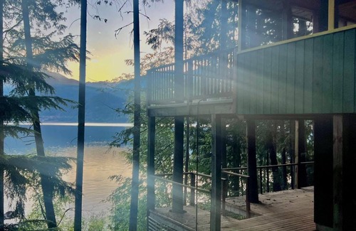 Riondel Casa | Beautiful Private Lakefront Home