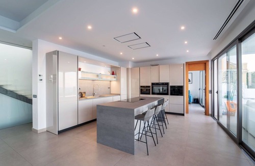 Manilva Villa | Estupenda casa de vacaciones privada con WIFI, A/C, piscina privada, TV, terraza, aparcamiento
