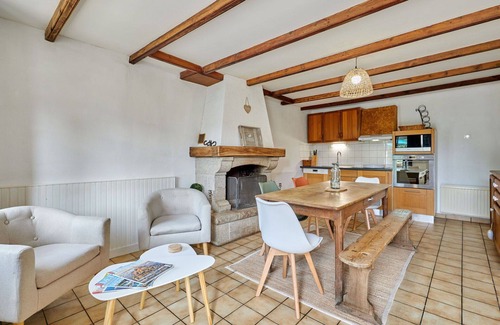 Surville Casa | Estupenda casa de vacaciones privada para 4 personas con WIFI, TV, mascotas permitida y aparcamiento
