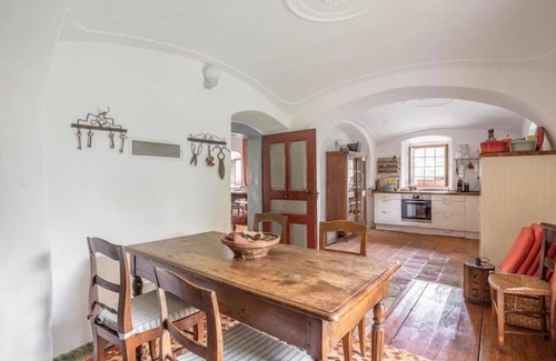 Clunek Casa | Maravillosa casa de vacaciones privada con WIFI, patio, mascotas permitida y aparcamiento