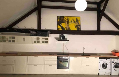 Clunek Casa | Maravillosa casa de vacaciones privada con WIFI, patio, mascotas permitida y aparcamiento