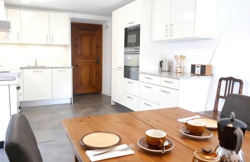 Grono Casa | Estupenda casa de vacaciones privada con WIFI, TV, patio, mascotas permitida y vista panorámica