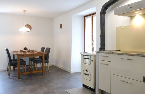 Grono Casa | Estupenda casa de vacaciones privada con WIFI, TV, patio, mascotas permitida y vista panorámica