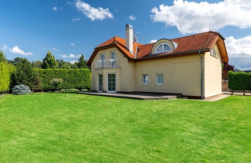 Dolni Chabry Villa | Estupenda casa de vacaciones privada para 8 personas con WIFI, TV, terraza y aparcamiento
