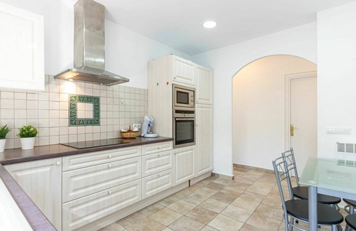 Cadaques Casa | Estupenda casa de vacaciones privada con A/C, WIFI, TV, patio, mascotas permitida y aparcamiento