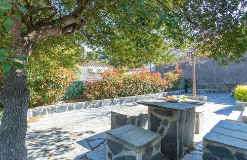 Cadaques Casa | Estupenda casa de vacaciones privada con A/C, WIFI, TV, patio, mascotas permitida y aparcamiento