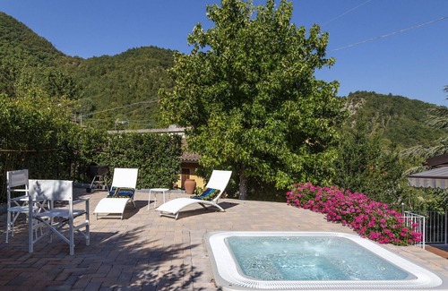 San Godenzo Villa | Maravillosa casa de vacaciones privada con WIFI, jacuzzi, A/C, TV, patio y vista panorámica