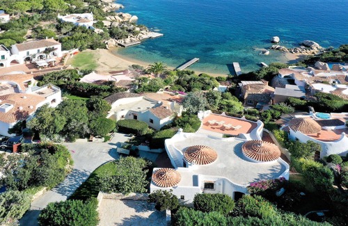 Punta Sardegna Villa | Preciosa casa de vacaciones privada con A/C, TV, terraza, mascotas permitida y aparcamiento