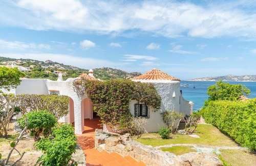 Punta Sardegna Villa | Preciosa casa de vacaciones privada con A/C, TV, terraza, mascotas permitida y aparcamiento