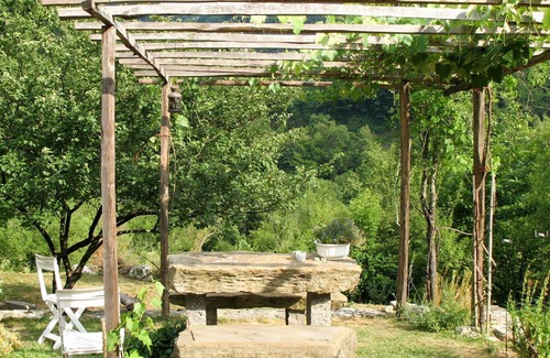 Grimacco Casa | Maravillosa casa de vacaciones privada con WIFI, patio, vista panorámica y aparcamiento