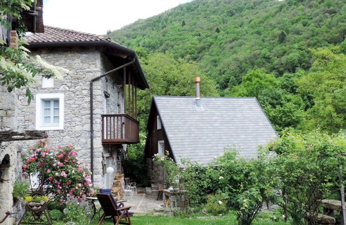 Grimacco Casa | Maravillosa casa de vacaciones privada con WIFI, patio, vista panorámica y aparcamiento