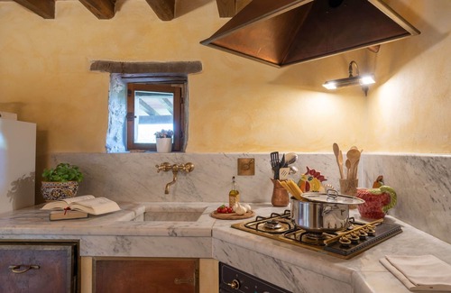 Dicomano Villa | Casa de vacaciones privada con piscina privada, A/C, jacuzzi, WIFI, TV, patio