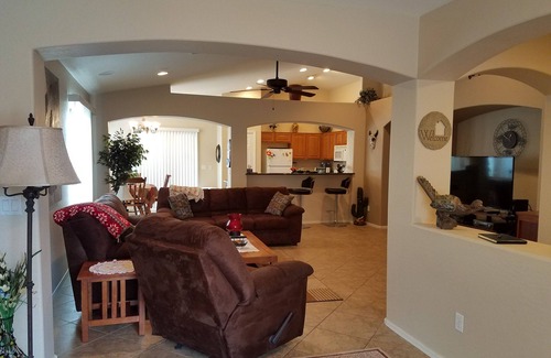 Buckeye Casa | Hermosa propiedad con jacuzzi en Buckeye Sleeps 8