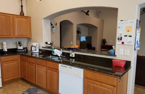 Buckeye Casa | Hermosa propiedad con jacuzzi en Buckeye Sleeps 8