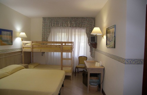 Sant'Elia Fiumerapido Cama Y Desayuno | Amplia habitación cuádruple rodeada de vegetación cerca de Montecassino