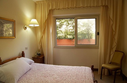 Sant'Elia Fiumerapido Cama Y Desayuno | Amplia habitación cuádruple rodeada de vegetación cerca de Montecassino