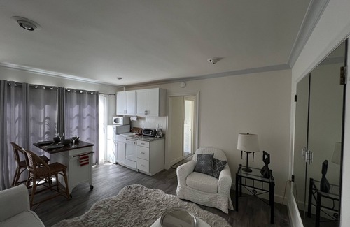 The Bird Streets Apartamento | Beautiful, Quiet, Oasis in the heart of Sunset Strip.