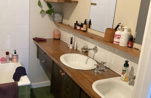 Preston Casa | Beautiful, quiet well-lit room in Preston with breakfast included!