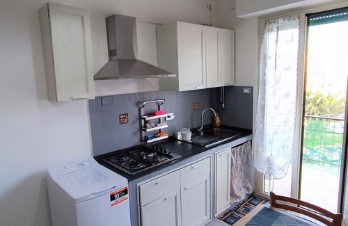 Quartiere XXXIII Lido di Ostia Ponente Apartamento | Precioso apartamento con vistas al mar a 100 metros. por Juan Pablo II!