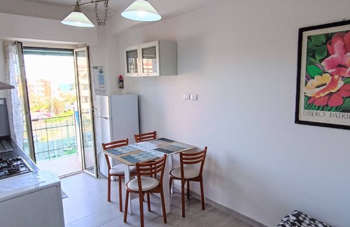 Quartiere XXXIII Lido di Ostia Ponente Apartamento | Precioso apartamento con vistas al mar a 100 metros. por Juan Pablo II!