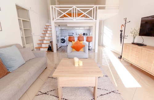 Prado - Republique Apartamento | Beautiful Renovated Studio with AC and TERRACE - Benakey