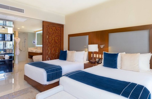 Santa Rosa Apartamento | Beautiful resort, with 3pools, Private Beach and a lazy river. Close to downtown