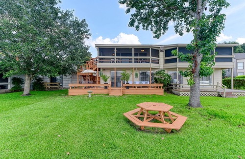 April Sound Casa | BEAUTIFUL RESORT LAKEHOUSE!
