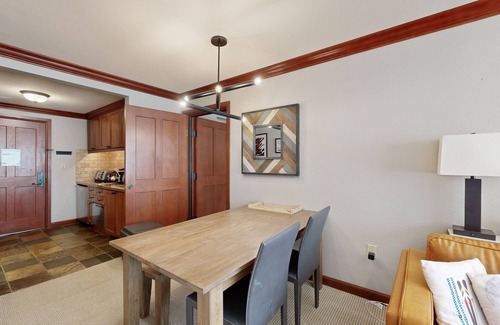 Olympic Valley Condominio | Beautiful resort condos with pool, hot-tub, ski-in/ski-out, WiFi