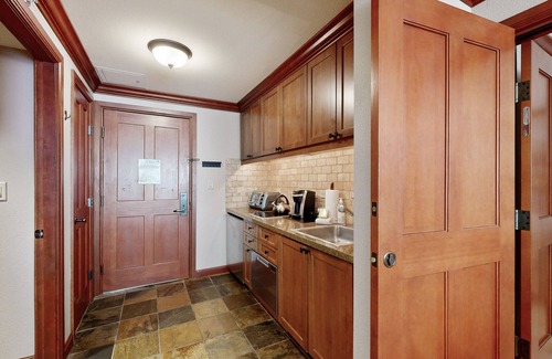 Olympic Valley Condominio | Beautiful resort condos with pool, hot-tub, ski-in/ski-out, WiFi
