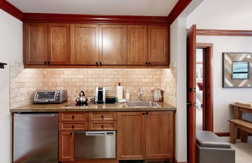 Olympic Valley Condominio | Beautiful resort condos with pool, hot-tub, ski-in/ski-out, WiFi