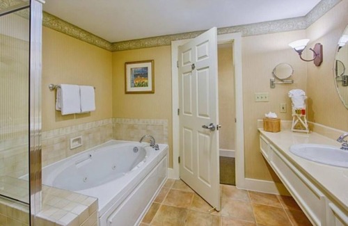 Northeast Virginia Beach Complejo | Beautiful Resort Suite with Free Parking, WiFi, Fireplace, Pools & Beach Access