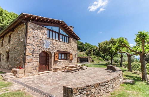 Riudaura Cabaña | Bonita masía restaurada con vistas espectaculares