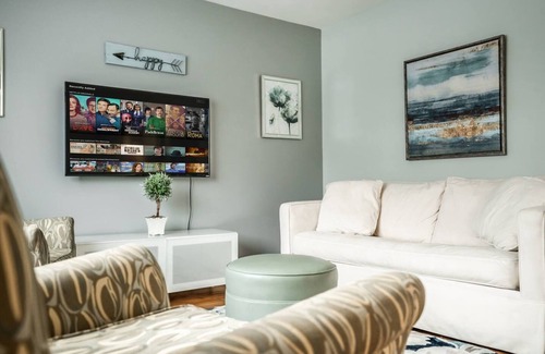 Pontiac Casa | The "Cozy Tennyson" Near Auburn Hills/Waterford