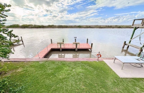 Matagorda Casa | Beautiful River House w/lighted fishing pier & great sunsets!