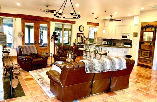 Pedernales Bend Casa | Beautiful River House-King Bed-Spacious Patio and Hot tub overlooking Lake