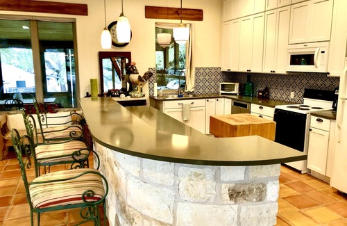 Pedernales Bend Casa | Beautiful River House-King Bed-Spacious Patio and Hot tub overlooking Lake